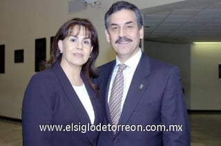 08122006 
Martha Martell y Aurelio Martínez.