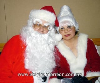 10122006 
Ignacio Pámanes y Laura de Pámanes como el señor y la señora Claus.