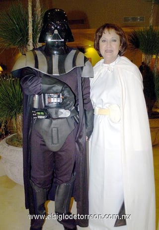 10122006 
Jorge Garza y Alma Islas de Garza, como Darth Vader y la princesa Leia.