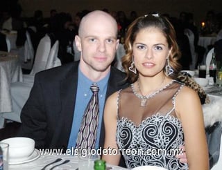 15122006 
Keith Clark y Brisa Castillo.