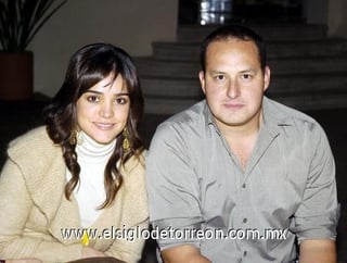 17122006 
Lorena Salmón y Julio Garza.