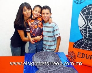 01092007
Eduardo Muñoz junto a su mamá, Claudia de Muñoz y su hermano Daniel, el día que festejó su quinto cumpleaños.