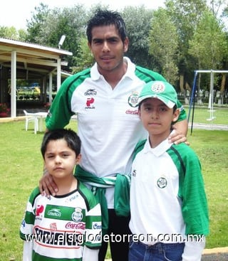 02092007
Sebastián Jardón y Adolfo A. Jardón junto al portero Oswaldo Sánchez, en la ciudad de Pachuca previo al partido Tuzos vs. Santos.