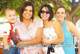 04092007
Diego con su mamá Yéssica y tías Gabriela Torres Hernández y Adriana Abregó Hernández.