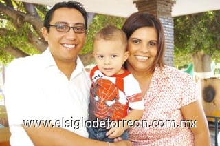 04092007
Dos años de vida, cumplió Diego Parral Lozoya, lo festejaron sus padres Moisés Parral Morales y Silvia Yéssica Lozoya de Parral.