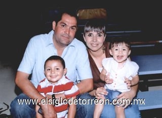 04092007
Jaime Villalobos y Ana Lucía Villanueva con sus hijos Jaime y Valeria Villalobos Villanueva.