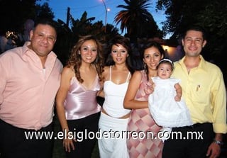 05092007
Danna Paola con sus papás, José Jacobo y Leticia Salas y sus padrinos, Ernesto Salvador Sánchez Vázquez, Rocío y Diana Sánchez Mares.