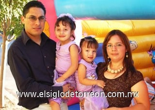 07092007
Abril y Andrea Pineda Gutiérrez fueron festejadas por sus padres, Carlos Pineda y Margarita Gutiérrez, al cumplir cuatro y dos años de edad, respectivamente.