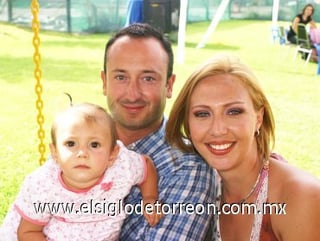 07092007
Vivian Orrin Towns junto a sus padres, Alexandra y Fernando Orrin, en su fiesta de primer cumpleaños.