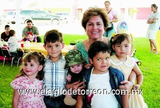 09092007
María Elena de García junto a sus nietos Javier y Valeria García, Miguel y Marian Ramos y su sobrino Gregorio Fernández.