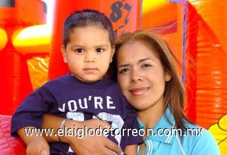 16092007
Jesús Isaías Aguilar Flores al lado de su mamá, Genoveva Flores Saldaña, quien lo festejó por su segundo cumpleaños.