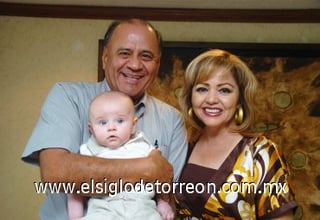 16092007
Los orgullosos abuelitos, señores René y Lupita Anaya con su pequeño nieto Lane René.