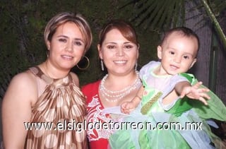 17092007
La linda festejada junto a su mamá, Gisella Salazar Ganem y su tía.