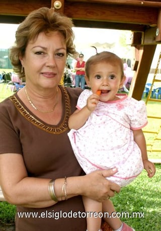 20092007
La pequeña Vivian Orrin Towns junto a su abuelita, Mily Izaguirre de Towns, en su fiesta de primer cumpleaños.