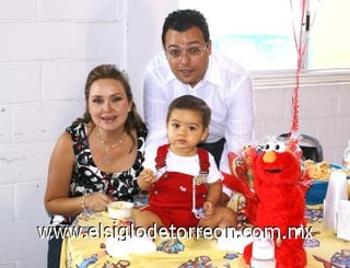 20092007
Marco Antonio Arroyo y Carmen María de Arroyo festejaron el primer cumpleaños de su hijito Marco Antonio, con una divertida piñata.