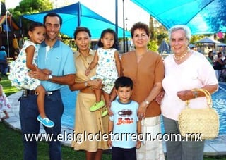 20092007
Mariana y Ana Carmen Gómez Cervantes con sus papás, Alejandro Gómez y Pame Cervantes de Gómez, su hermano Alejandro y sus abuelitas, Delia M. de Gómez y Lucy M. de Cervantes.