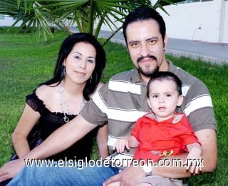 21092007
Carlos Sebastián Ramírez Muñoz junto a sus padres, Carlos Gerardo Ramírez García y Lizett Rocío Muñoz de Ramírez, quienes lo festejaron con motivo de su primer cumpleaños.