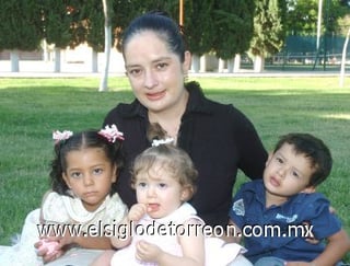 25092007
Daniel, María Fernanda, María José y Josie Cruz, en una fiesta infantil.