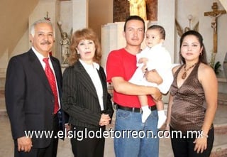 25092007
Luis Andrés Martínez Guerrero junto a sus padres, Víctor Gerardo Martínez Olvera y Barby Guerrero de Martínez y sus padrinos, Juan Luis y Esperanza Reza.