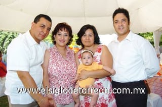 27092007
La pequeña Adriana junto a sus padres, Mary Carmen de Ruiz y Víctor Ruiz y sus padrinos, Carmen y Víctor Morales.