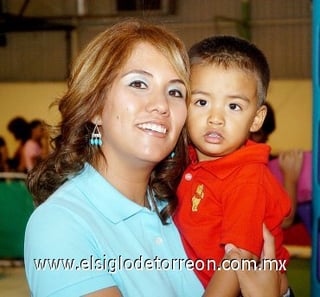 30092007
Ángel Emiliano Lozano Cortés junto a su mamá, Tania Lozano, el día de su segundo cumpleaños.