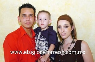 30092007
Elian Sebastián Tapia Rivera junto a sus padres, Jorge Tapia y Dulce Rivera, en su fiesta de tercer cumpleaños.