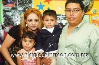 30092007
Irneen Sebastián García Valadez celebró su segundo cumpleaños; es hijo de José Guadalupe García y Jéssica Valadez.