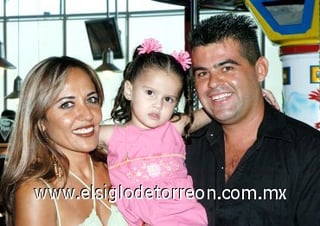 30092007
Marijose Ramírez Martínez fue festejada por sus padres, Jaime Ramírez y Josefina Martínez de Ramírez.