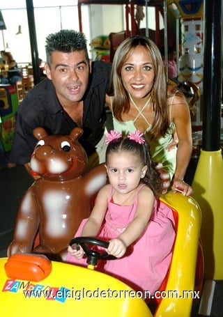 30092007
Marijose Ramírez Martínez junto a sus padres, Jaime Ramírez y Josefina Martínez de Ramírez.