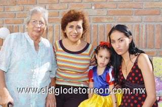 30092007
Natalia Paola con su mamá Natalia Máynez San Juan, su abuelita Gracia E. San Juan González y su bisabuelita Carmen González Mata, forman cuatro generaciones.