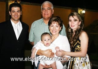 30092007
Salvador junto a sus papás, Salvador Córdova y Ana Yuriria Amezcua y sus abuelitos, Jesús Amezcua García y Aurelia Quiñones de Córdova.