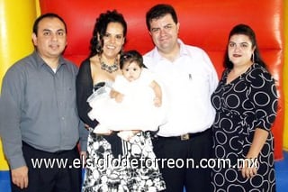 30092007
Yanina con sus padrinos, Víctor López Martínez y Alina Tirado de López y sus papás, Juan Manuel y Yanina Tirado.