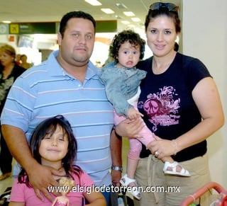 04062009 Regresan de Chiapas Osman Iturbe, Fabiola Amador de Hurbe y sus hijas Dana y Andrea Iturbe Amador. 