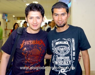 11062009 . Sigifredo Valdés y Daniel Ruiz regresaron a la Ciudad de México después de asistir al concierto de Metallica.