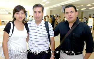 09062009 Lety de Vargas despidió a Alfonso Vázquez Ayala y Juvencio Vargas Calvo, quienes viajaron a Morelia en plan de trabajo.