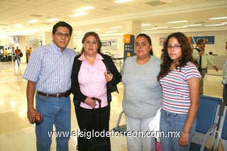 13062009 María de Jesús y Ofelia Margarita Gracias llegaron de la Ciudad de México y les dieron la bienvenida Carlos y Karla Gracias. 