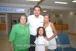 15062009 Anwar Villa viajó en plan de estudios a Canadá y fue despedido por Fátima Villa Dávila, Karla Dávila de Villa y Julia Sdir Méndez. 