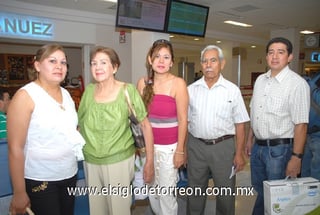 15062009 Isabel, Ivonne y Jorge regresaron a Colima después de pasar quince día en Torreón; fueron despedidos por Norma y Antonio. 