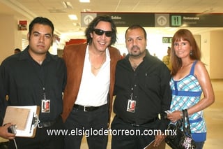 06062009 Carlos Ruiz, Patricio Hernández y Linda junto al actor Luis Felipe Tovar, en la sala de espera del aeropuerto.