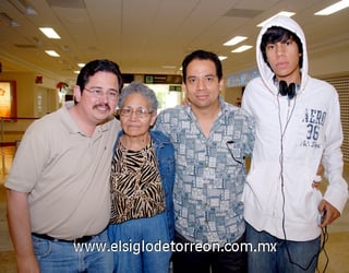 17062009 José Luis Tejada y Concepción Valdez viajaron a Ciudad Juárez y fueron despedidos por Fernando y David Valdez.