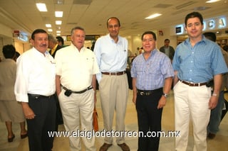 20062009 Everardo González, Luis Villamar, Ignacio Corona, Luis Lauro Valdez y José Luis Nava, en la sala de espera del aeropuerto.