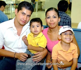 23062009 José Juan Cuéllar se fue en plan de trabajo a Hermosillo y fue despedido por su esposa Nancy Rodríguez y sus hijos José Ángel y Maximiliano. 