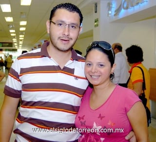 23062009 Ricardo García se fue con destino a Hermosillo y fue despedido por su esposa Lis Muñiz.