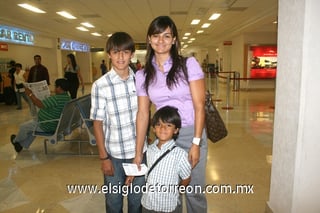 19062009 Nancy Juárez, Fernando y Diego Arce viajaron con destino a Tijuana, Baja California.