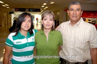 24062009 Olga Rosa Sordo de Zúñiga se fue en plan de trabajo a la Ciudad de México y fue despedida por Ana Cecilia y Demetrio Zúñiga.