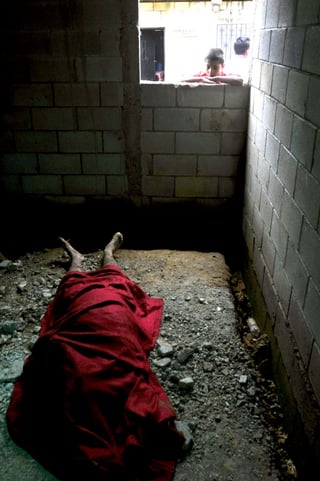 Porfirio Lobo informó que los fallecidos en Honduras suman ocho y nueve los desaparecidos. Lobo declaró ayer una emergencia nacional.