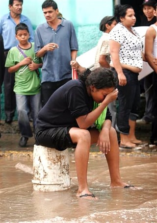 'En total tenemos 82 fallecidos (en Guatemala) por las lluvias más una persona que murió a causa de la erupción el jueves'.