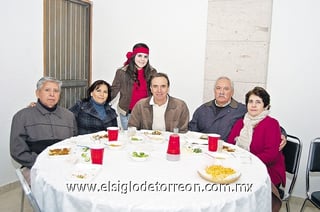 06032011  Flores Rodríguez en su cumpleaños junto a Porfirio y Margarita Rodríguez, Fernando Flores, José Cano y Silvia Berron.