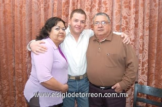 10032011  Andrade de Tinajero y Antonio Tinajeros el día que celebraron su aniversario de bodas junto a su hijo Antonio.