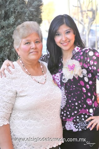 15032011  lució Marisol Contreras Vargas junto a su mamá Sra. Olivia Vargas de Contreras en su despedida de soltera.- Fotografía Érick Sotomayor.